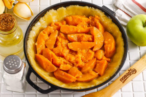 Песочный пирог с вареньем и яблоками Песочный пирог с вареньем и яблоками