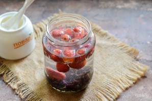 Компот из клубники и смородины на зиму