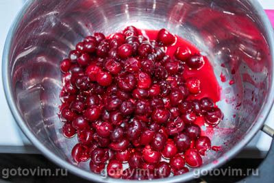 Творожная запеканка на манке с черешней