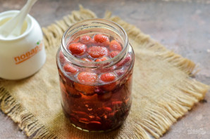 Компот из клубники и смородины на зиму