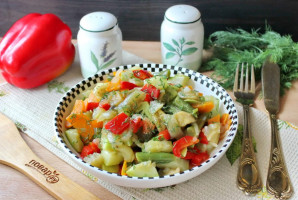 Кабачки тушеные с овощами и перцем Кабачки тушеные с овощами и перцем