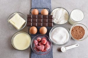 Клубничный торт с шоколадным кремом и глазурью Клубничный торт с шоколадным кремом и глазурью