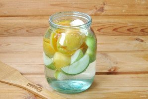 Компот из абрикосов и яблок на зиму