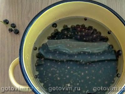 Густой кисель из чёрной смородины с гвоздикой и корицей