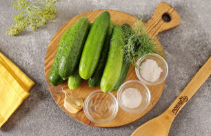 Маринованные огурцы в пакете с уксусом