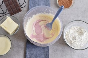 Клубничный торт с шоколадным кремом и глазурью Клубничный торт с шоколадным кремом и глазурью