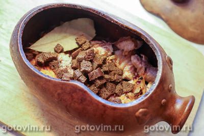 Мясо в квасе, тушенное с ржаными сухариками