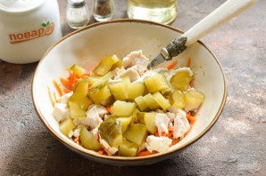 Салат с корейской морковью и маринованными огурцами