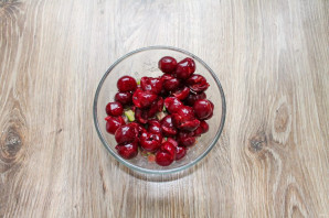 Пирог с ревенем и вишней