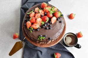 Клубничный торт с шоколадным кремом и глазурью Клубничный торт с шоколадным кремом и глазурью