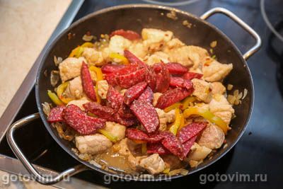 Тушеная фасоль со свининой, копченостями и кофе