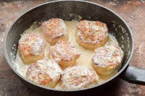 Куриные котлеты с кабачком в сливочном соусе