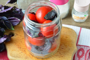 Малосольные помидоры с базиликом