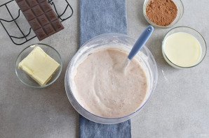 Клубничный торт с шоколадным кремом и глазурью Клубничный торт с шоколадным кремом и глазурью