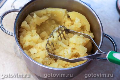 Картофельные котлеты из пюре с колбасой и сыром