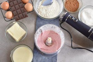 Клубничный торт с шоколадным кремом и глазурью Клубничный торт с шоколадным кремом и глазурью