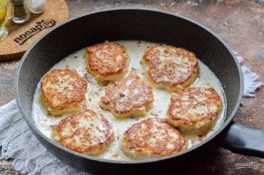 Куриные котлеты с кабачком в сливочном соусе