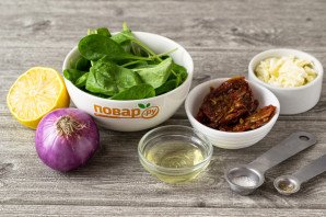 Салат с вялеными томатами