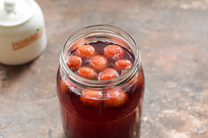 Компот из клубники и шелковицы на зиму