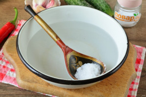 Малосольные огурцы с перцем чили Малосольные огурцы с перцем чили