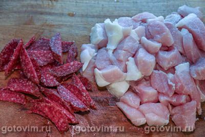 Тушеная фасоль со свининой, копченостями и кофе