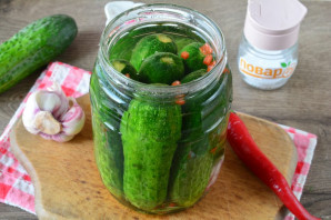 Малосольные огурцы с перцем чили Малосольные огурцы с перцем чили
