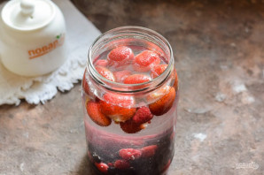 Компот из клубники, малины и смородины на зиму