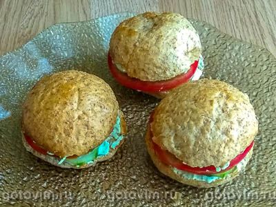 Булочки с творогом, зеленью и овощами для завтрака