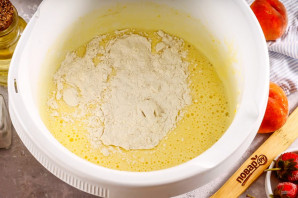 Пирог с клубникой и персиками