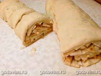 Булочки-завитки с яблоками в мультиварке