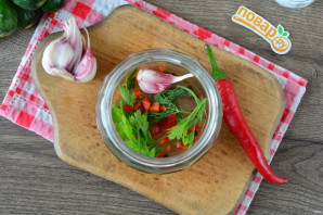 Малосольные огурцы с перцем чили Малосольные огурцы с перцем чили