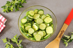 Малосольные огурцы в микроволновке