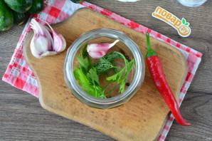 Малосольные огурцы с перцем чили