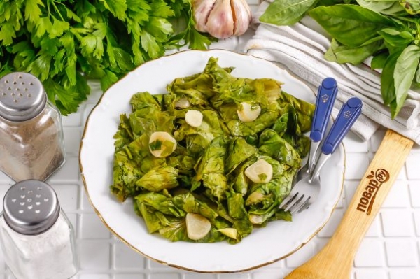 Маринованные листья салата с чесноком и уксусом Маринованные листья салата с чесноком и уксусом