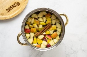 Компот из киноа с яблоком и корицей