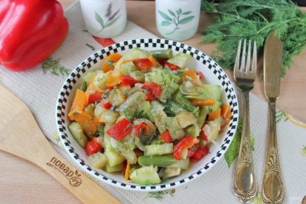 Кабачки тушеные с овощами и перцем Кабачки тушеные с овощами и перцем
