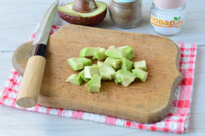 Салат с авокадо и базиликом