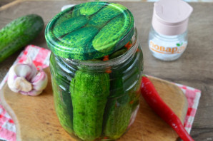 Малосольные огурцы с перцем чили