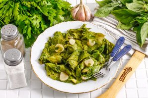 Маринованные листья салата с чесноком и уксусом Маринованные листья салата с чесноком и уксусом