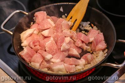 Тушеная фасоль со свининой, копченостями и кофе