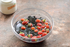 Компот из клубники и шелковицы на зиму