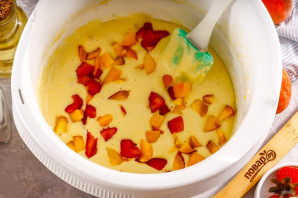 Пирог с клубникой и персиками