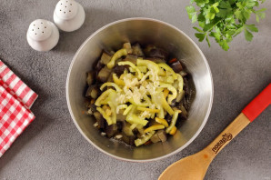 Одесский салат с сельдереем и баклажанами