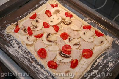 Пицца из готового слоеного теста с курицей, грибами и сыром 