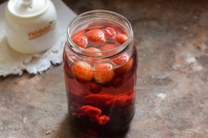 Компот из клубники, малины и смородины на зиму