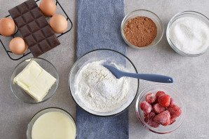 Клубничный торт с шоколадным кремом и глазурью Клубничный торт с шоколадным кремом и глазурью