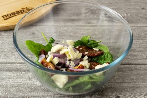 Салат с вялеными томатами