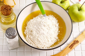 Песочный пирог с вареньем и яблоками Песочный пирог с вареньем и яблоками