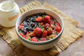 Компот из клубники и смородины на зиму