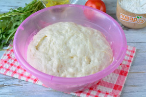 Пицца с прошутто и рукколой